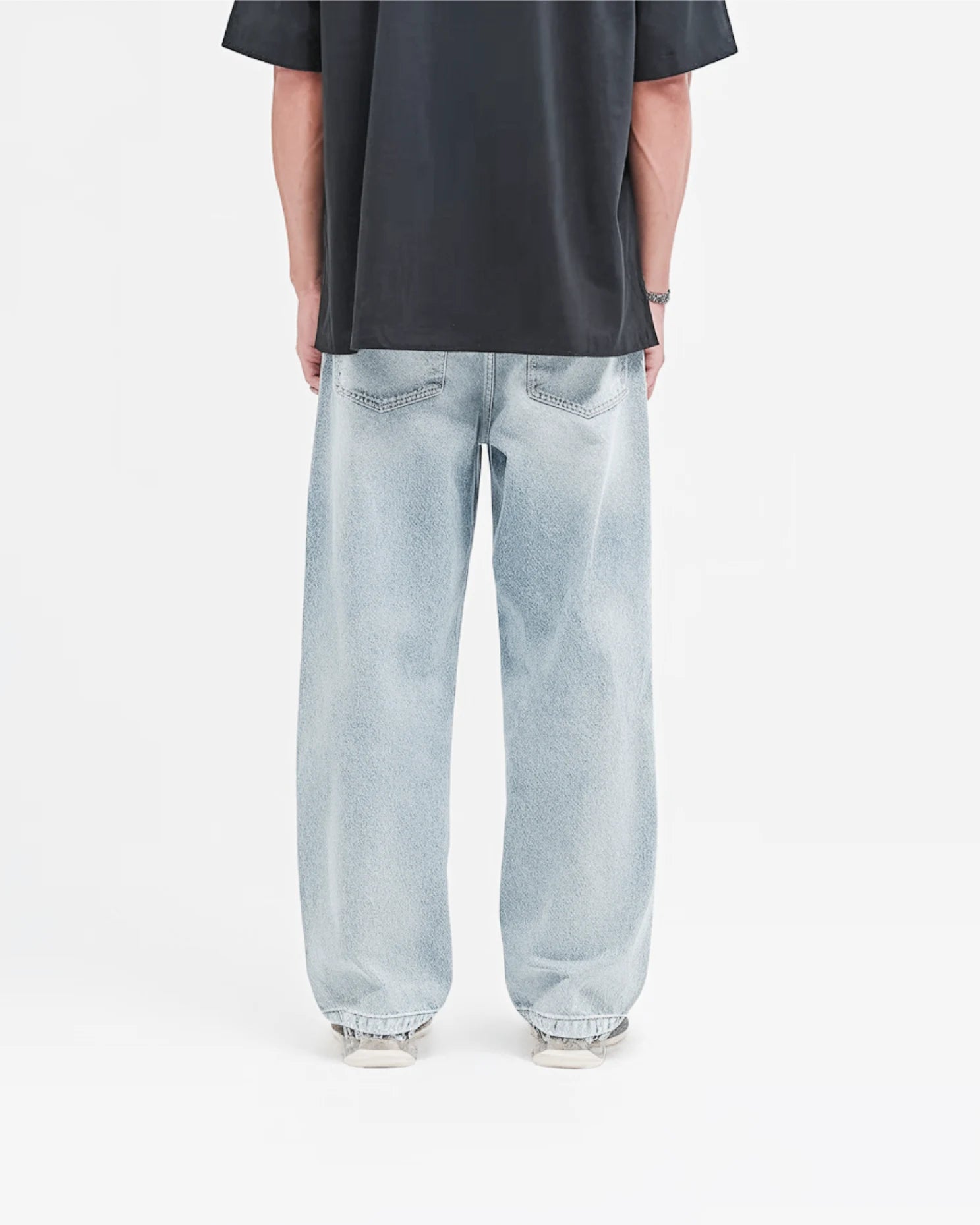 ג'ינס קרעים כחול בהיר עם שרוכים “RIPPED”