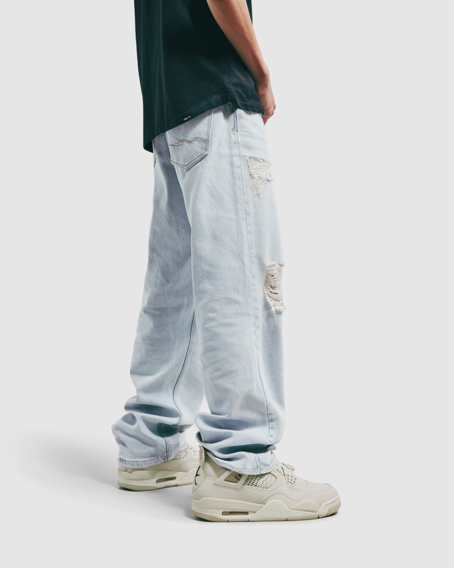 ג'ינס קרעים כחול בהיר עם שרוכים “RIPPED”