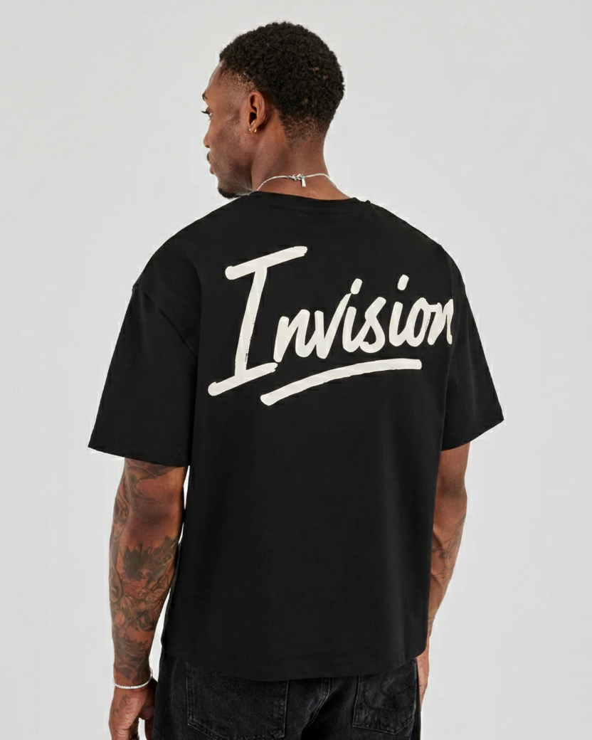 חולצת אוברסייז שחורה בעיצוב גרפי "SIGNED"