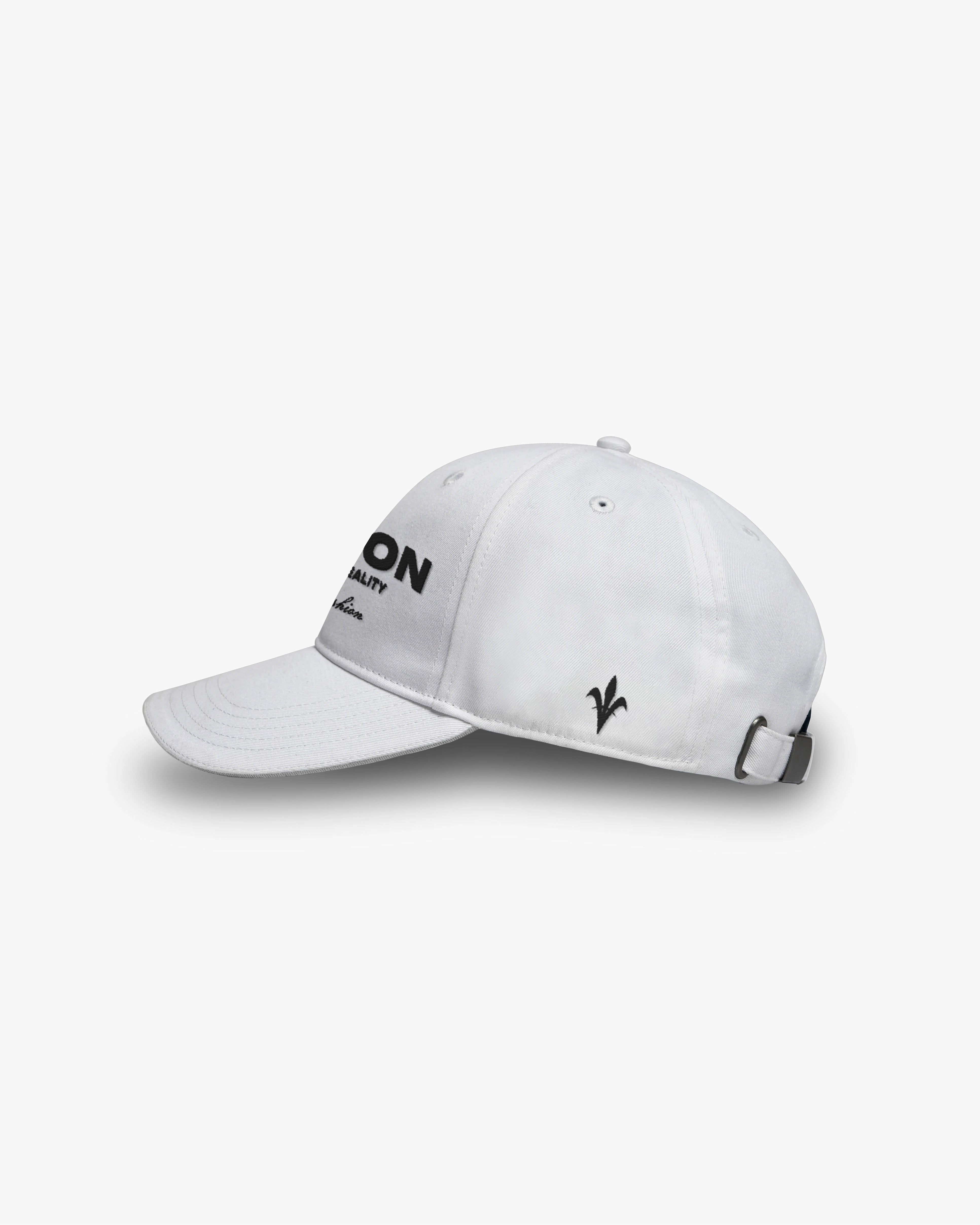 כובע לבן עם לוגו INVISION